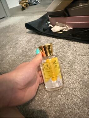 Pur Cream & Honey Infusion Bottle with Gold Cap and Yellow Label